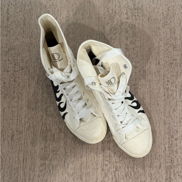 😎 Men's Be&D By Maison Dumain Shimmering Black Flames on White Canvas Sneakers - Picture 2 of 3
